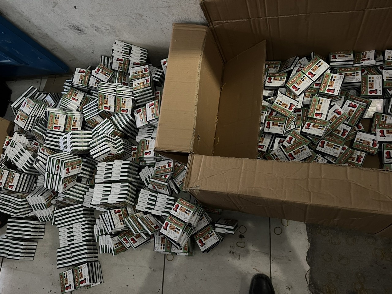 Phat hien so luong lon bao cao su, thuoc cuong duong gia o Binh Duong hinh anh