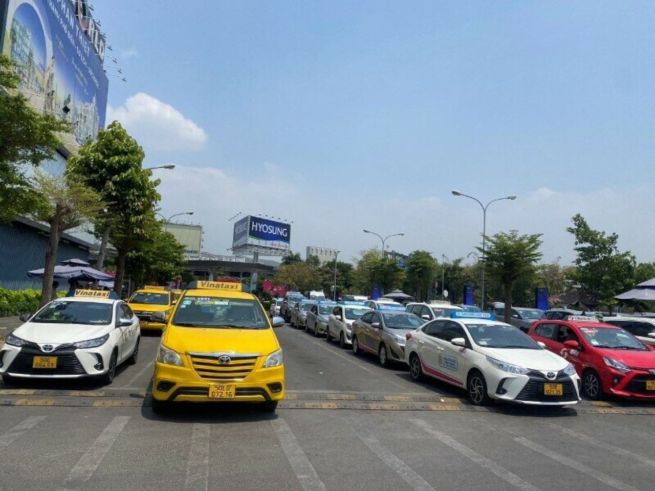 Nha xe TCP len tieng viec ap dung muc thu phi taxi vao Tan Son Nhat hinh anh