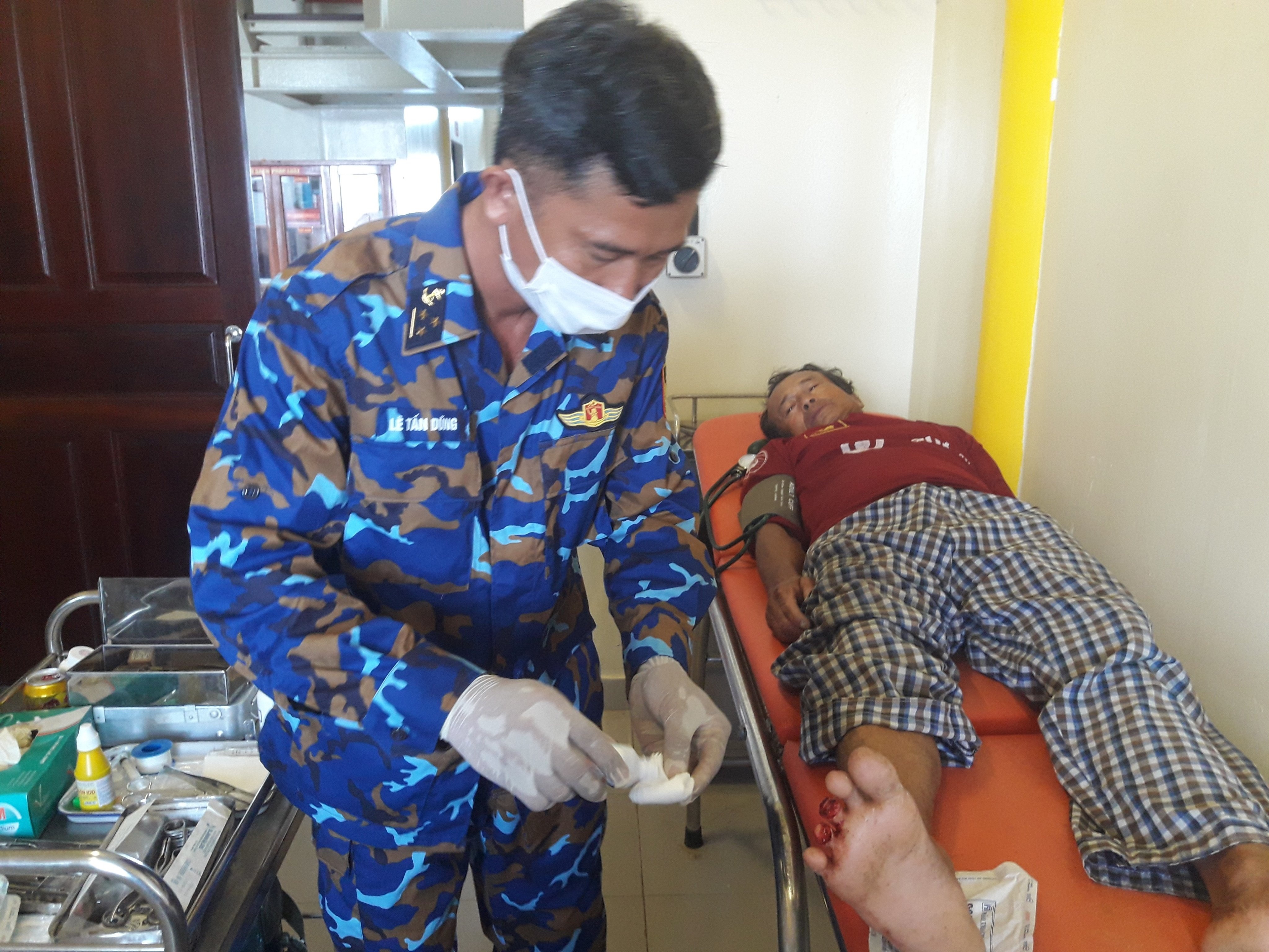 Cap cuu ngu dan dut ngon chan do day cau cuon vao hinh anh