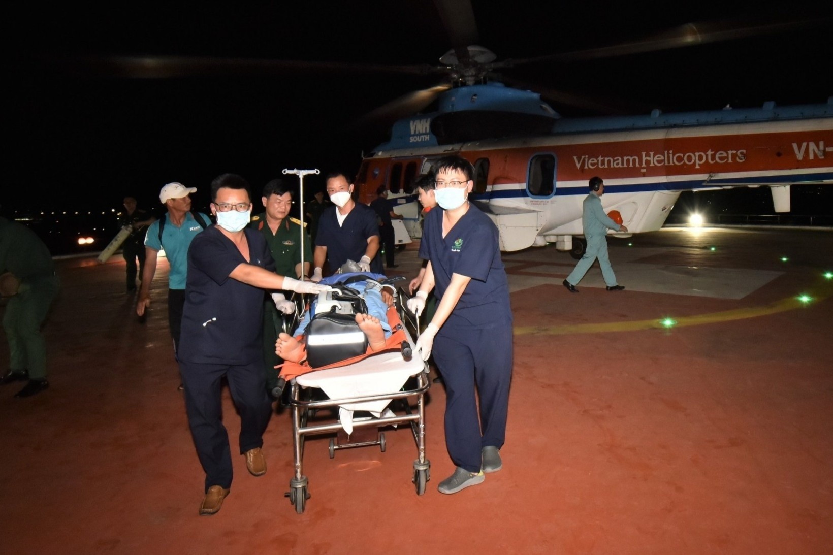 Dieu truc thang ra Truong Sa dua thuyen vien gap nan vao dat lien hinh anh