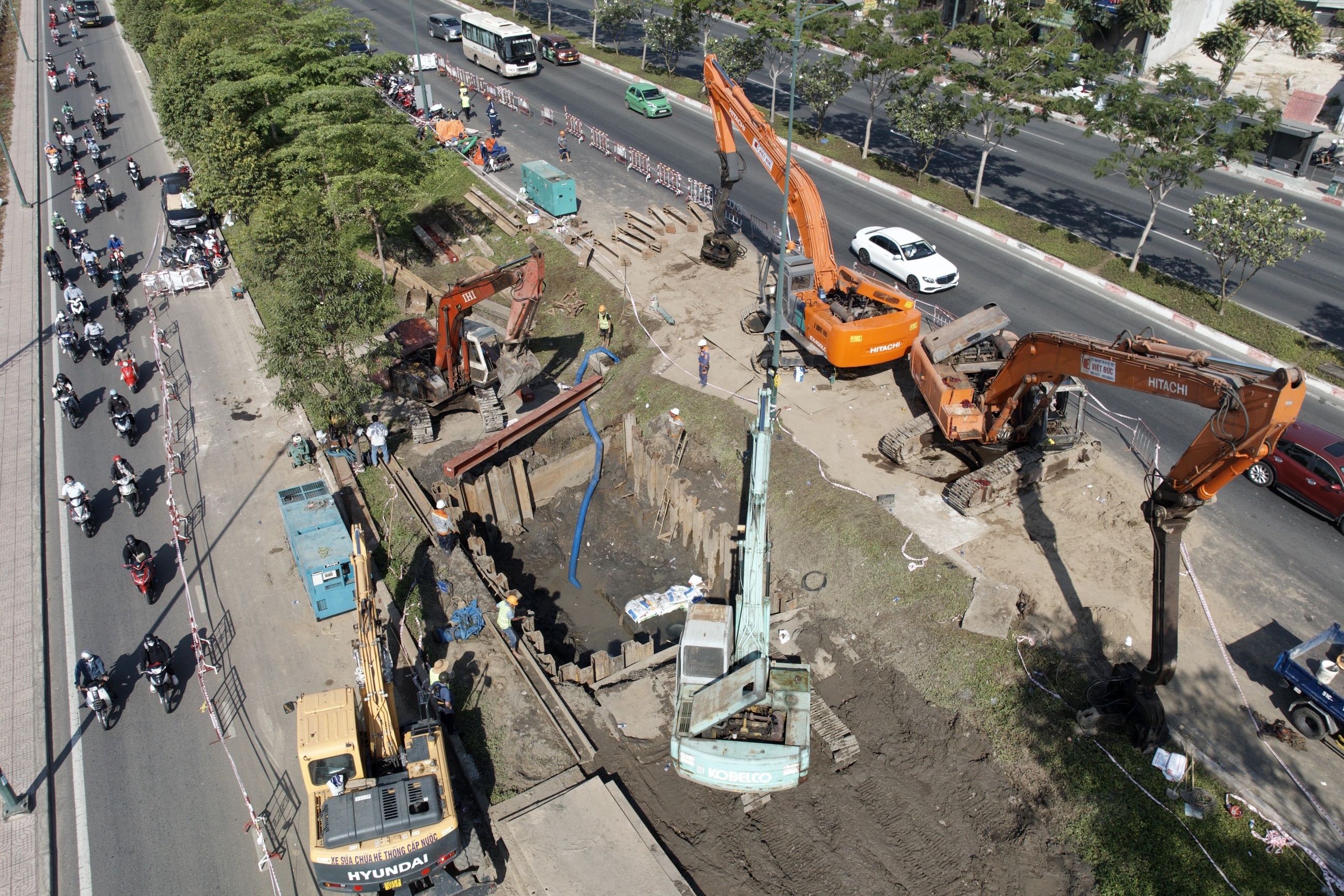 Cap nuoc tro lai cho nguoi dan o TP.HCM sau su co vo duong ong hinh anh
