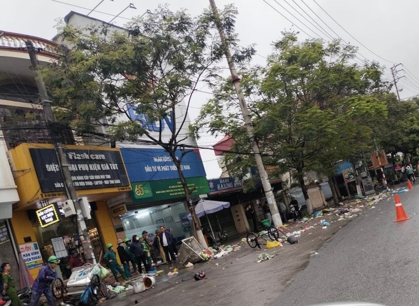 Nu cong nhan dang thu gom rac bi oto tong tu vong hinh anh