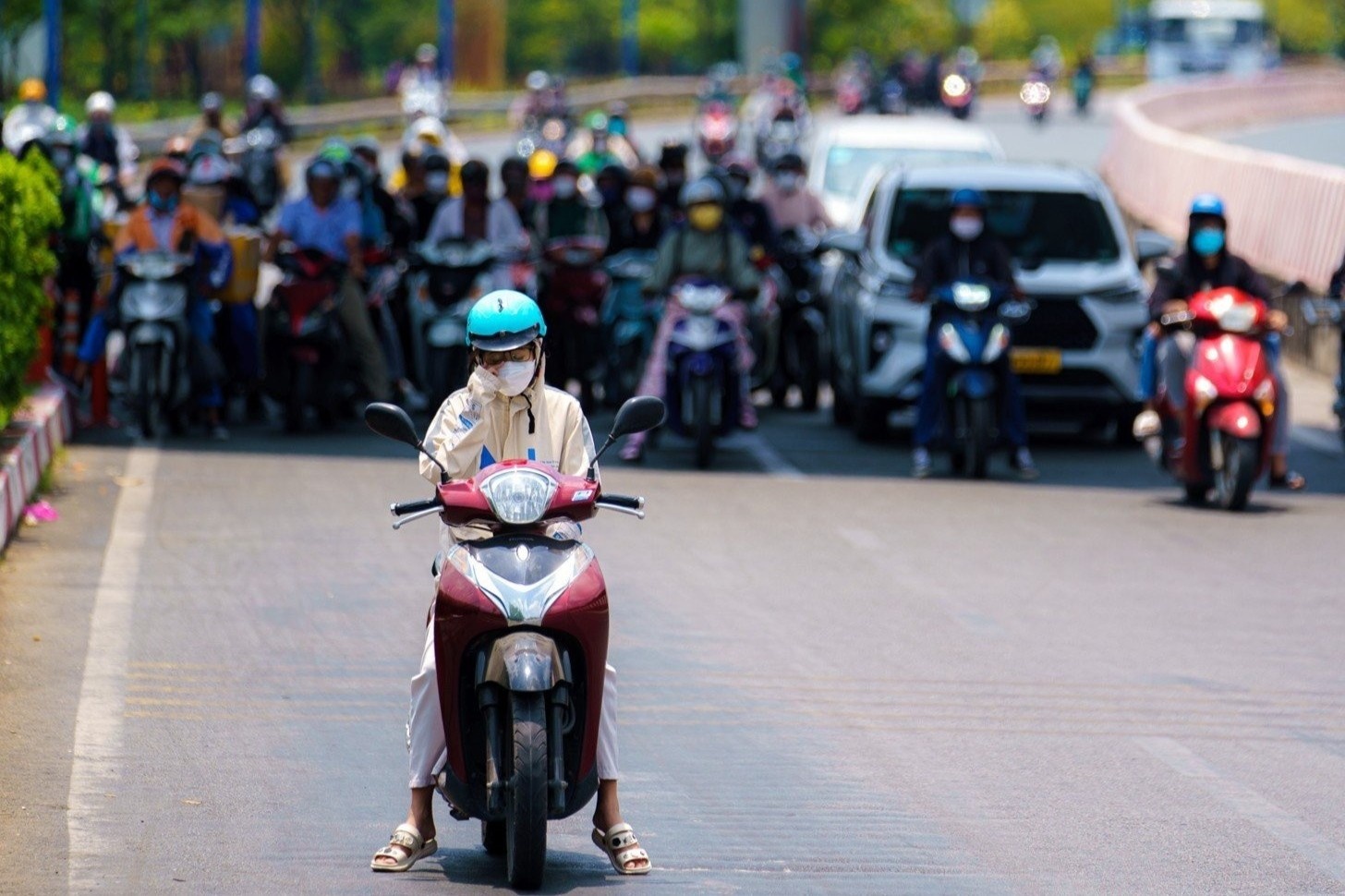 Nguoi dan TP.HCM trong dot nang nong 36 do C hinh anh