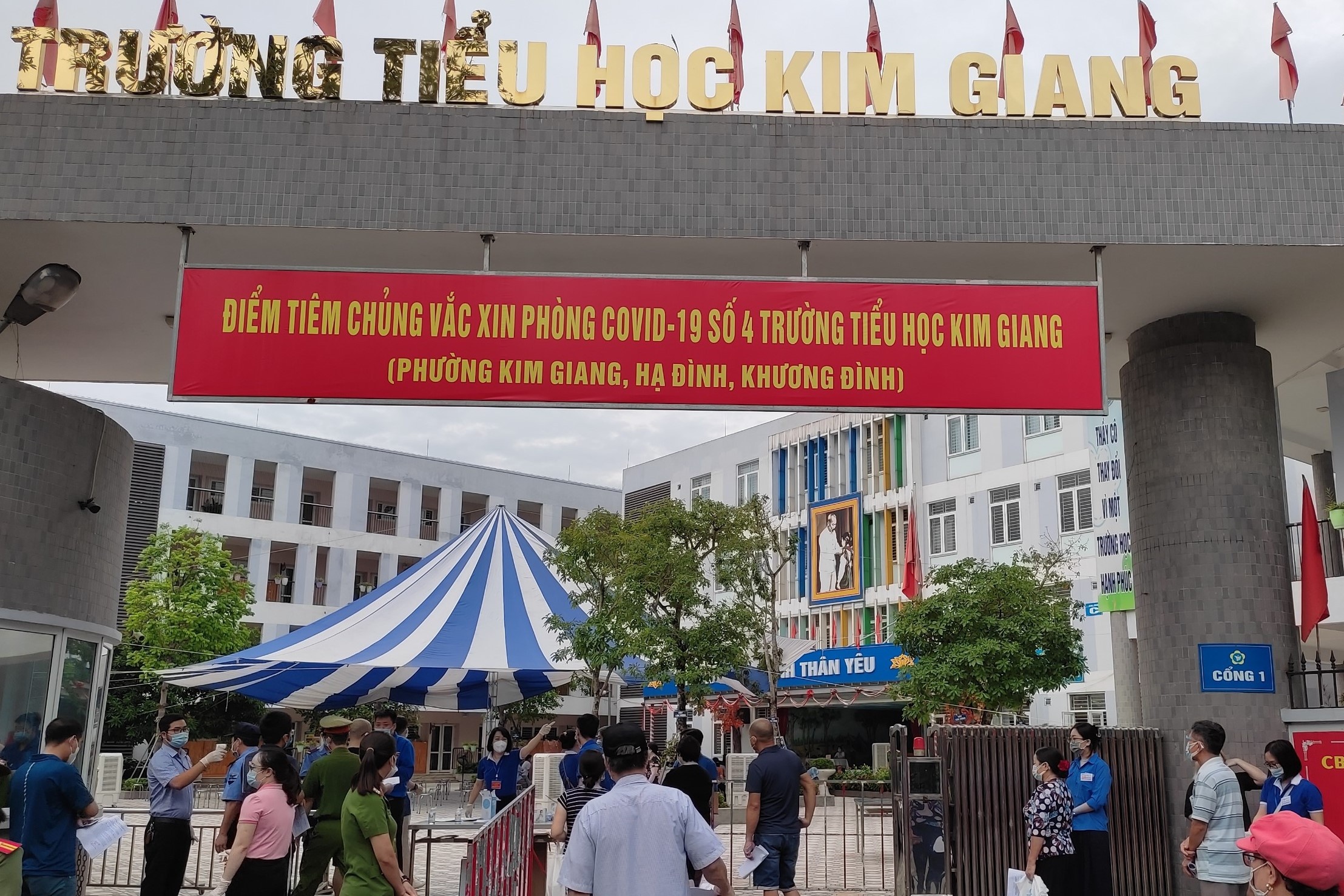Khoang 60 hoc sinh tieu hoc Ha Noi nghi bi ngo doc sau chuyen da ngoai hinh anh