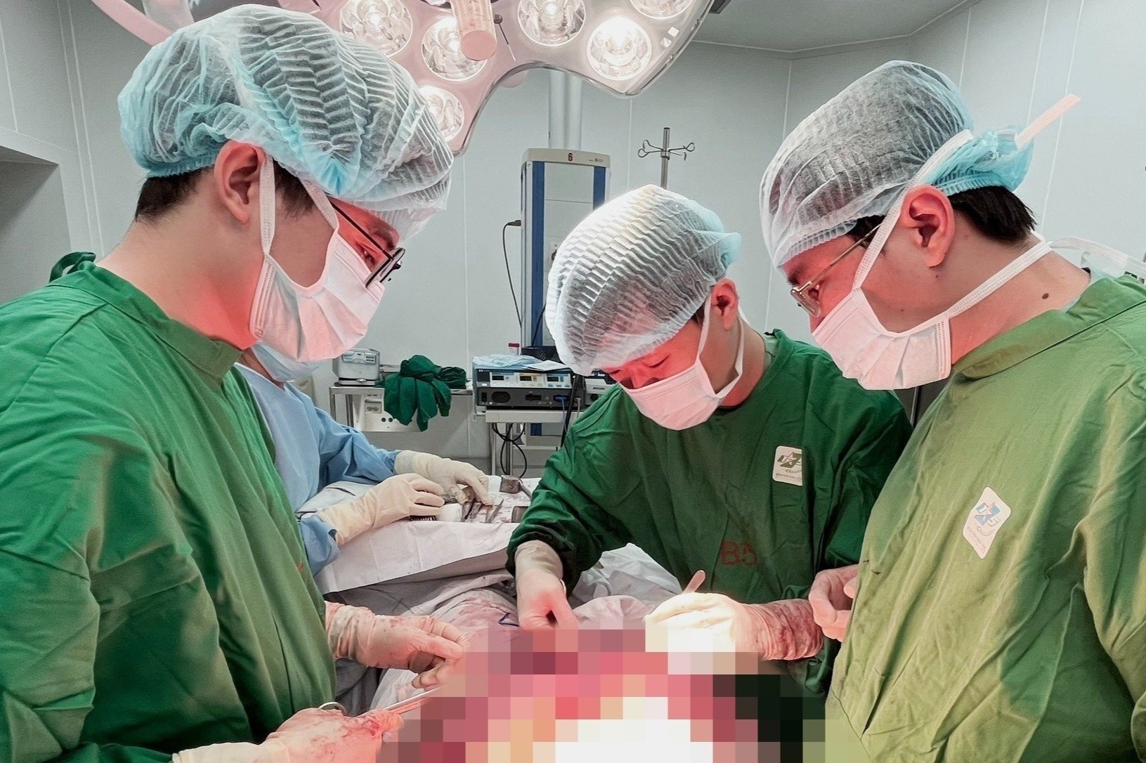 Cuu song nguoi dan ong bi dam 5 vet dao thau bung va nguc hinh anh