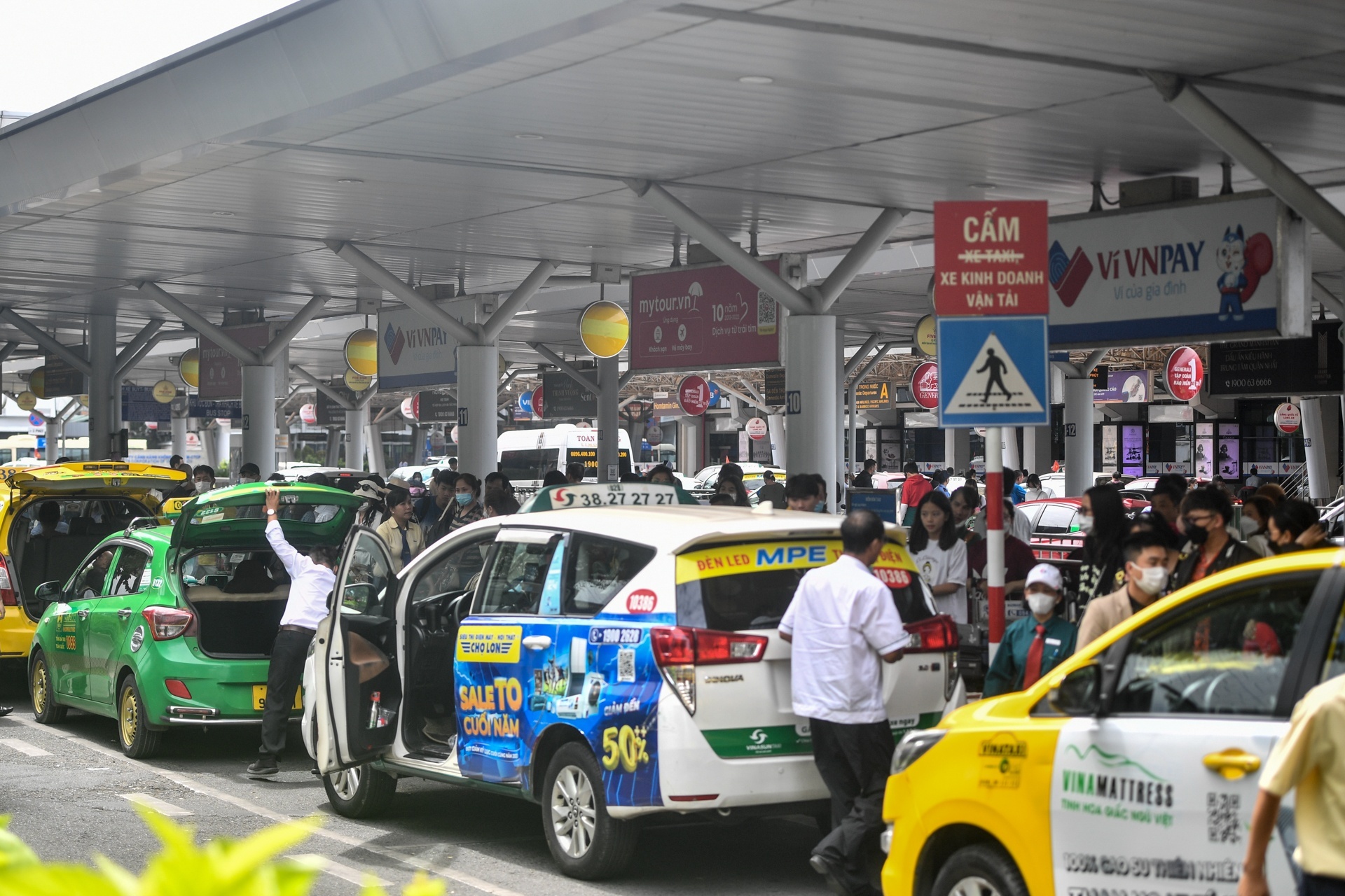 Kien nghi taxi duoc vao thang san bay Tan Son Nhat don khach hinh anh