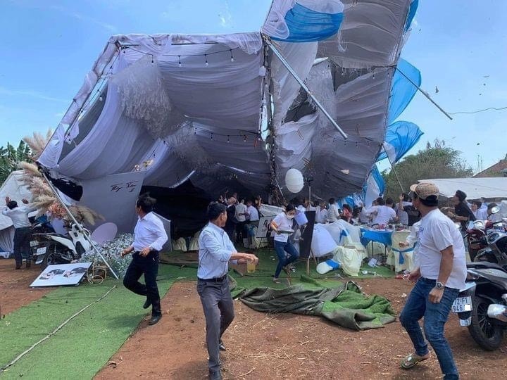 Loc xoay thoi tung rap dam cuoi, khach hoang so chay thoat than hinh anh