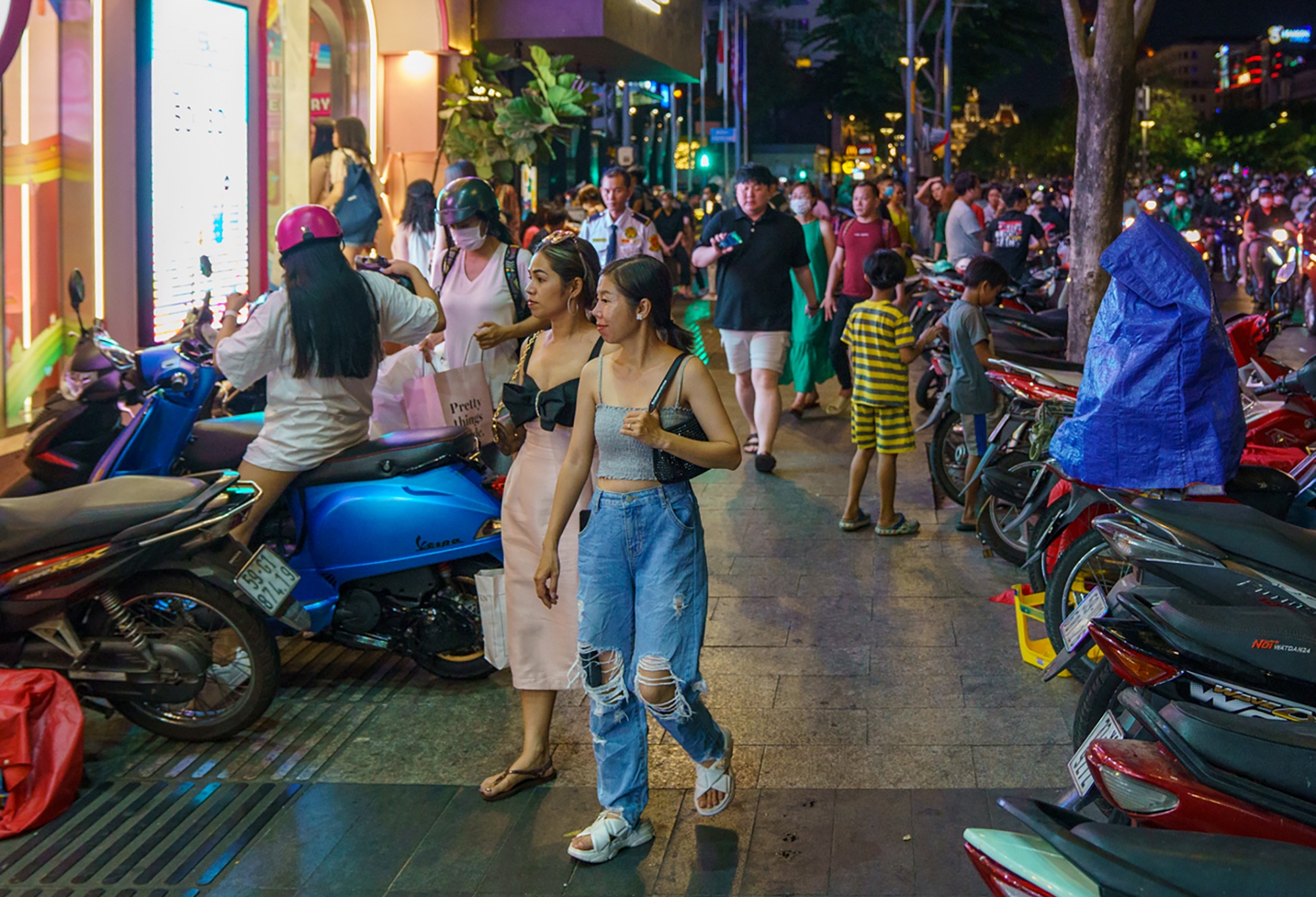 Xe may tong vao duoi xe bon, 2 nguoi tu vong hinh anh