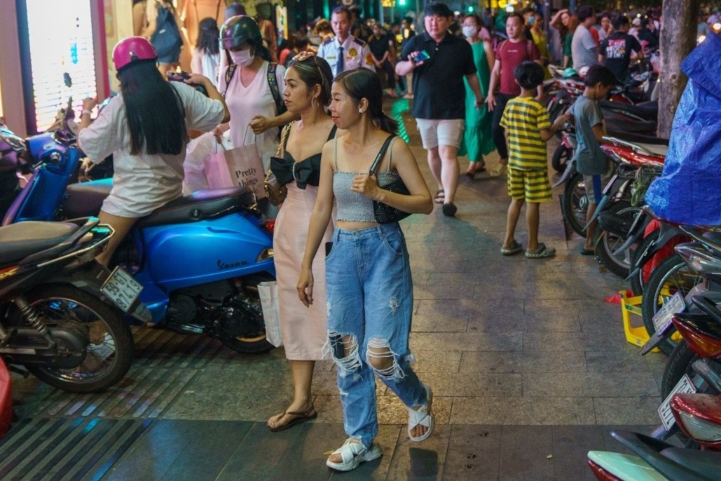 Via he TP.HCM bi hang quan, bai do xe tu phat chiem het loi di hinh anh