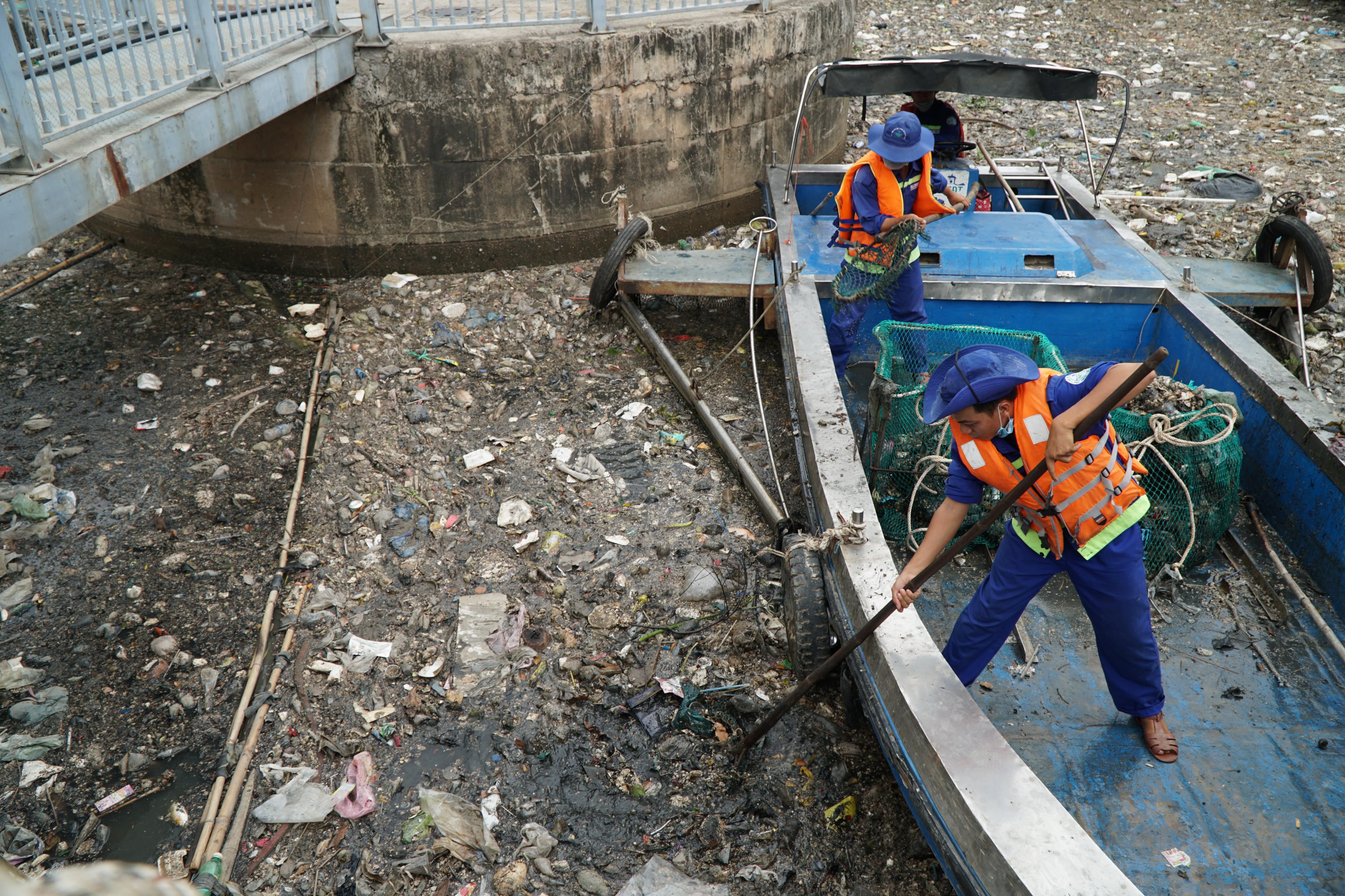 Ca chet noi trang mat kenh Nhieu Loc - Thi Nghe hinh anh