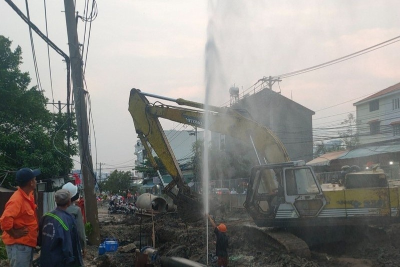 Di doi ong nuoc tren duong Luong Dinh Cua, 200 ho dan bi anh huong hinh anh