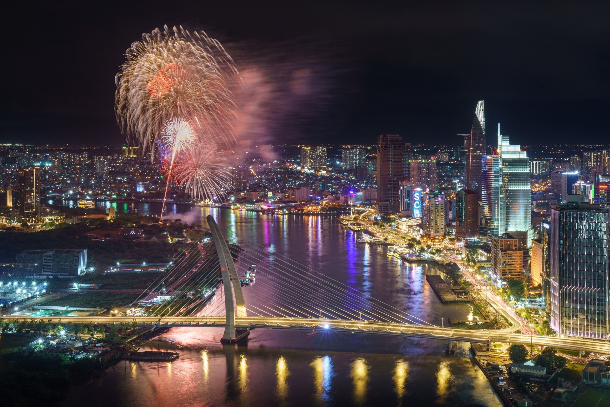 TP.HCM ban phao hoa o 2 dia diem dem 30/4 hinh anh