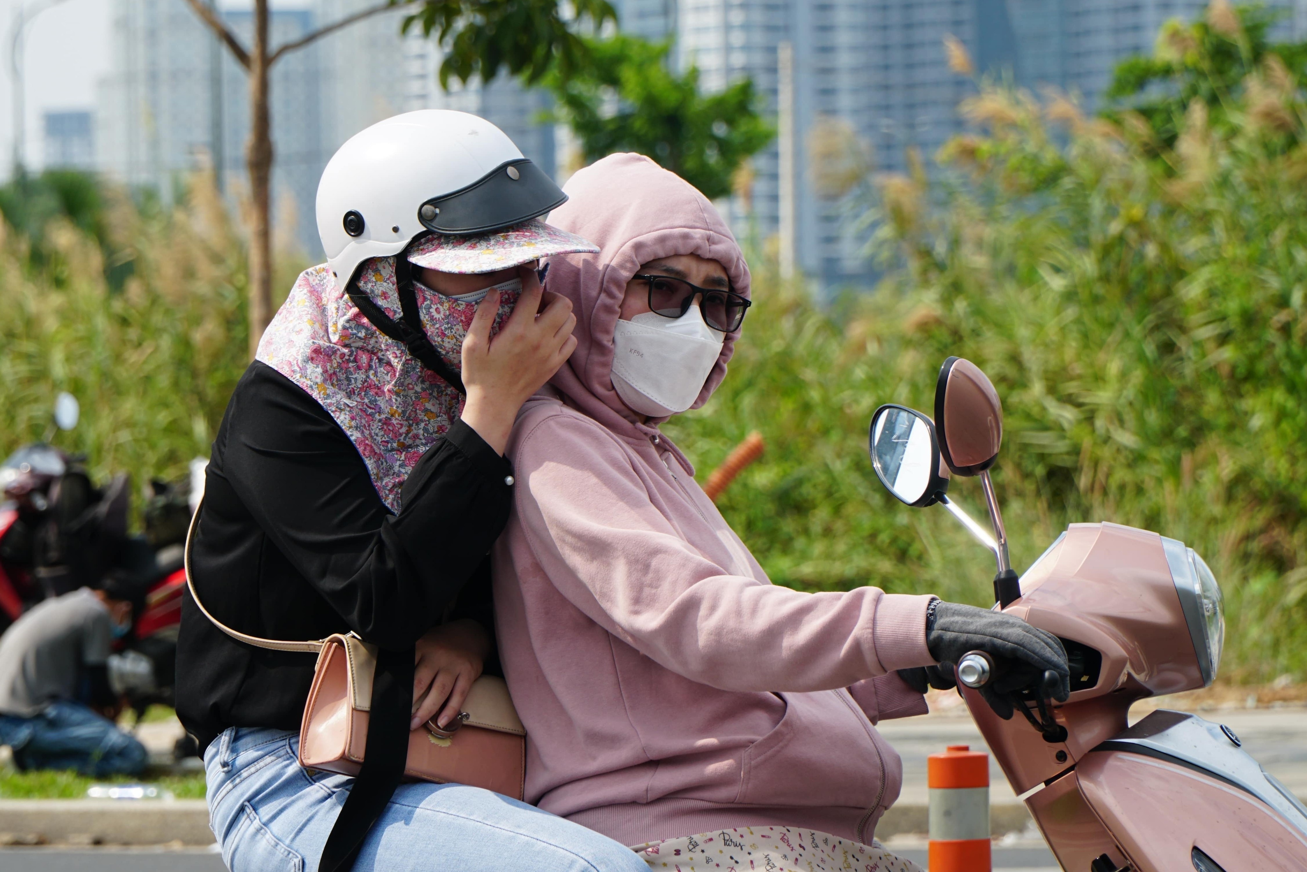 Nguoi dan TP.HCM vat va trong nang nong hinh anh