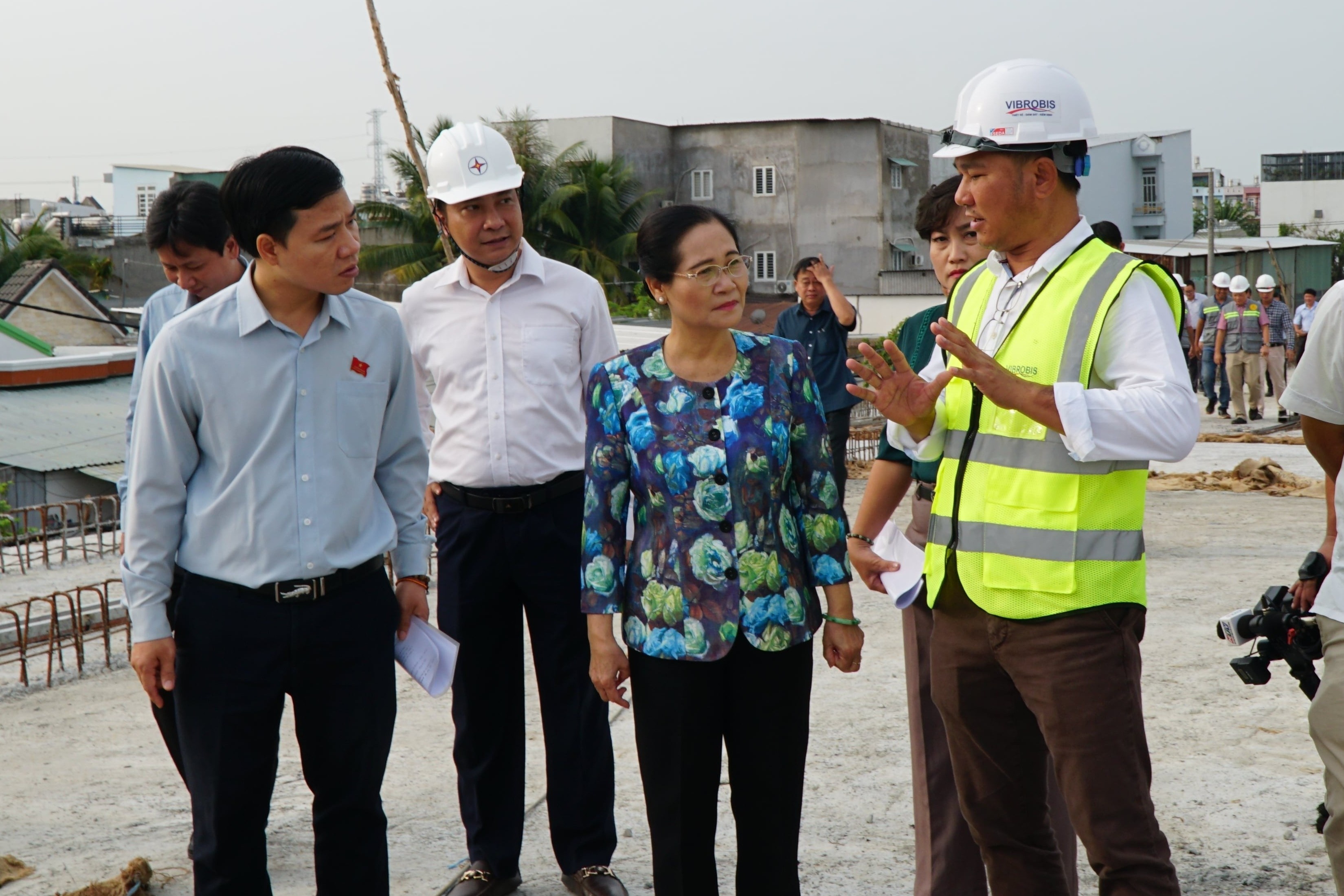 thong xe cau Long Kieng anh 1