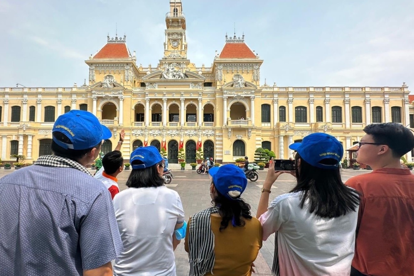 Gan 1.500 khach tham quan tru so UBND TP.HCM trong 2 ngay nghi le 30/4 hinh anh