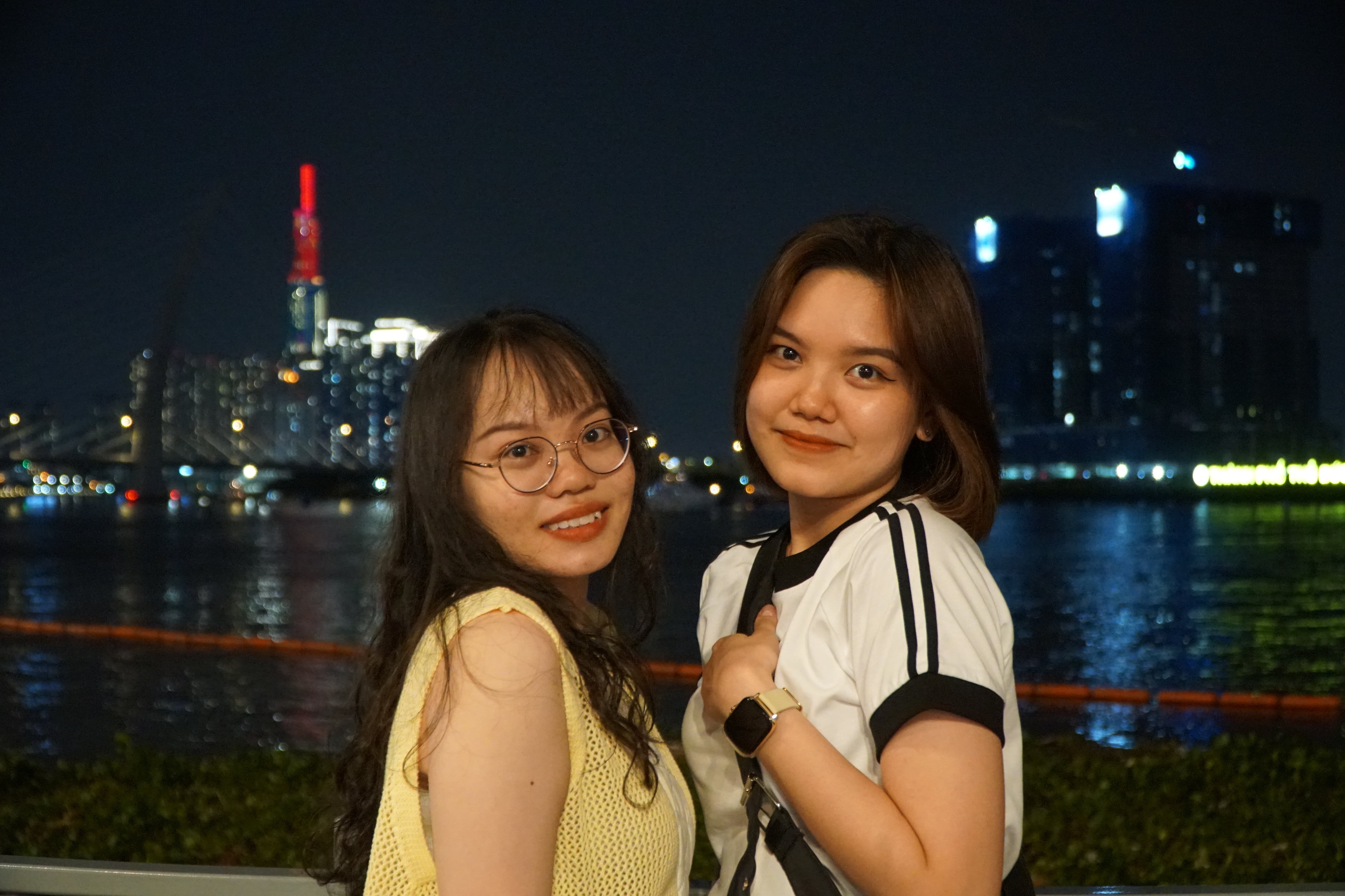 Nguoi dan TP.HCM den Cong vien ben Bach Dang tu som de xem phao hoa hinh anh