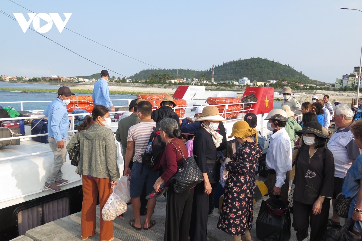 Huy dong toi da tau dua khach ra dao Ly Son hinh anh