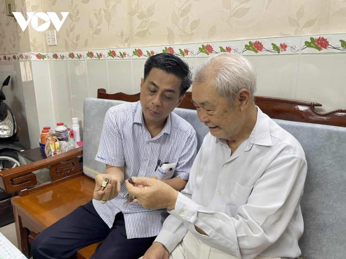 nguoi giau lam cach mang anh 1