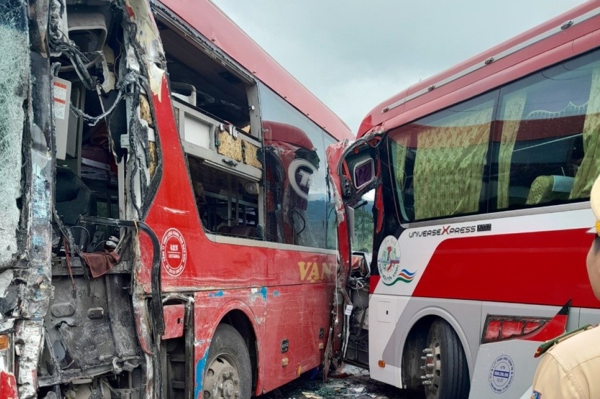 Mua lon lam duong tron truot, 2 xe khach dau dau tren deo Pha Din hinh anh