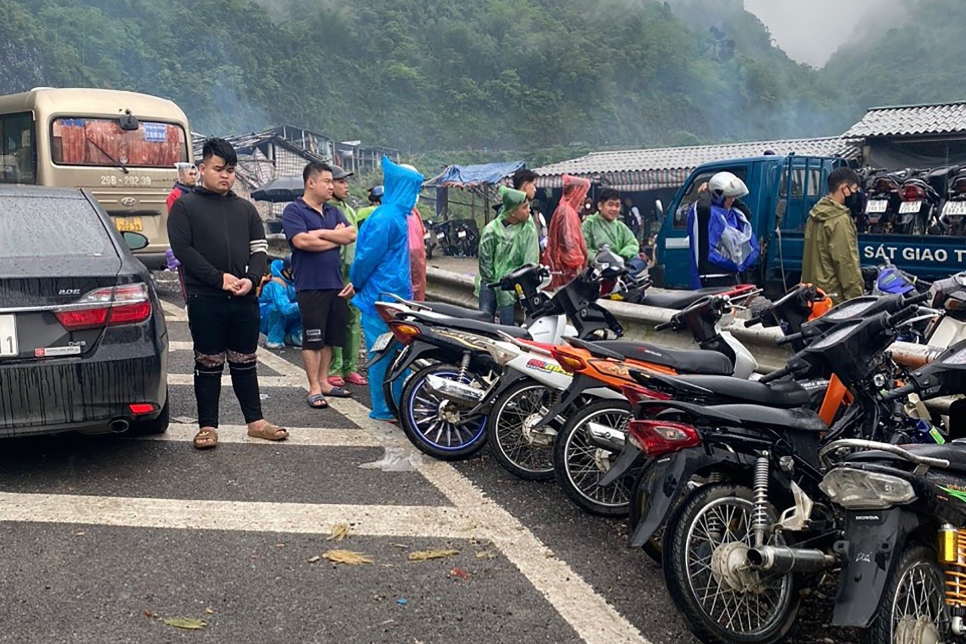 Hanh dong 'la' bi phat giac cua 19 thanh nien tren deo Da Trang hinh anh