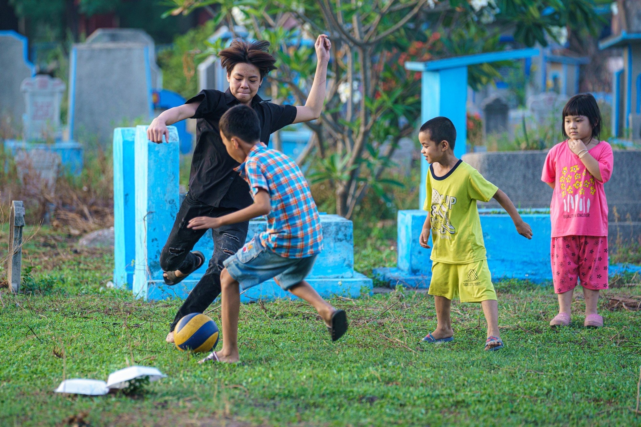 Canh song chung voi hang chuc nghin ngoi mo cham di doi o TP.HCM hinh anh