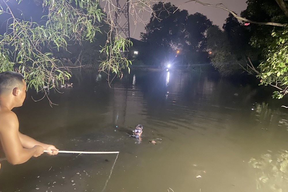 Hon 20 can bo chien si lan tim thanh nien mat tich duoi ho nuoc hinh anh