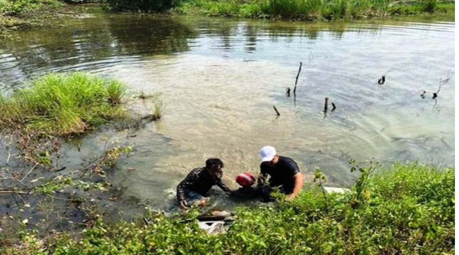 2 thanh nien o Thanh Hoa cuu nguoi say nang lao xe xuong muong nuoc hinh anh