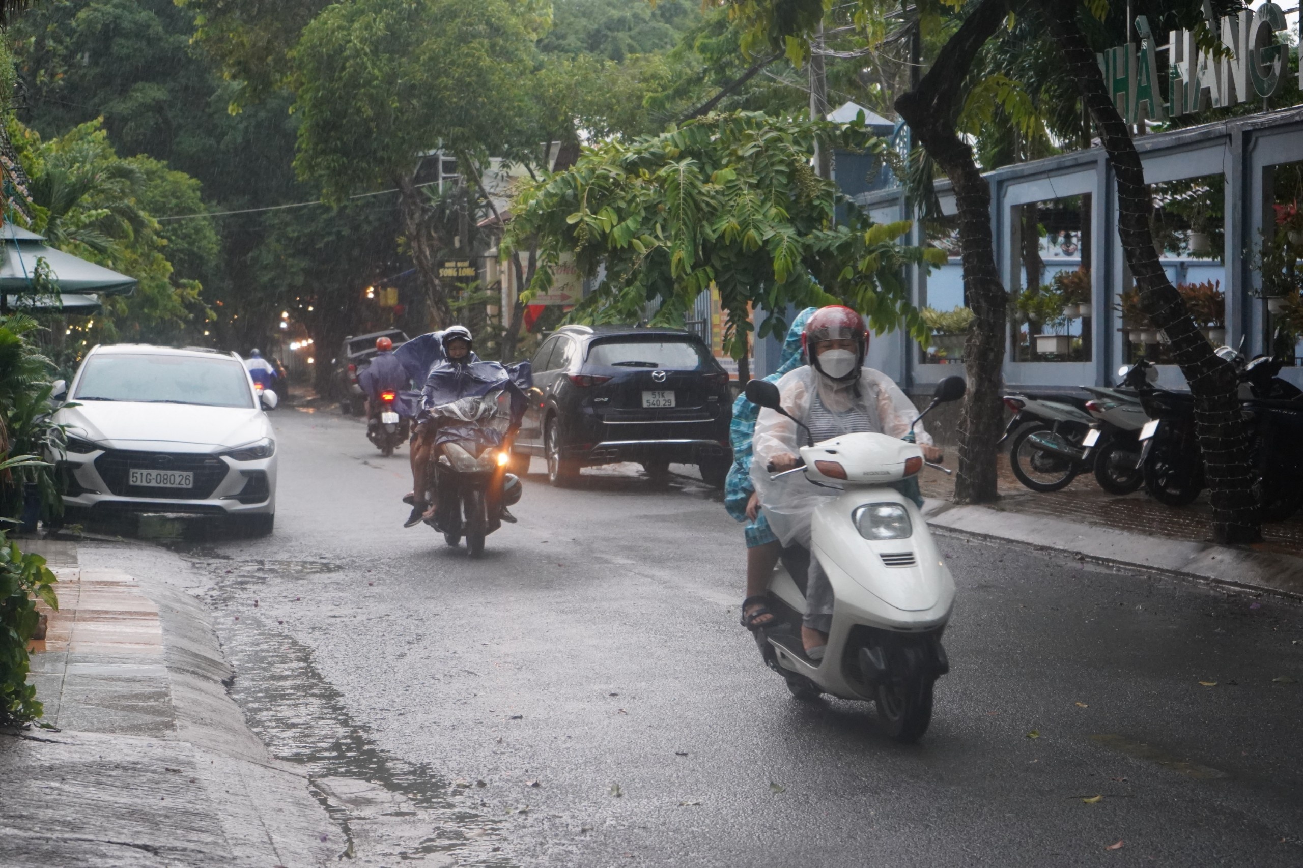 TP.HCM don mua giai nhiet sau nang nong nhat nam hinh anh