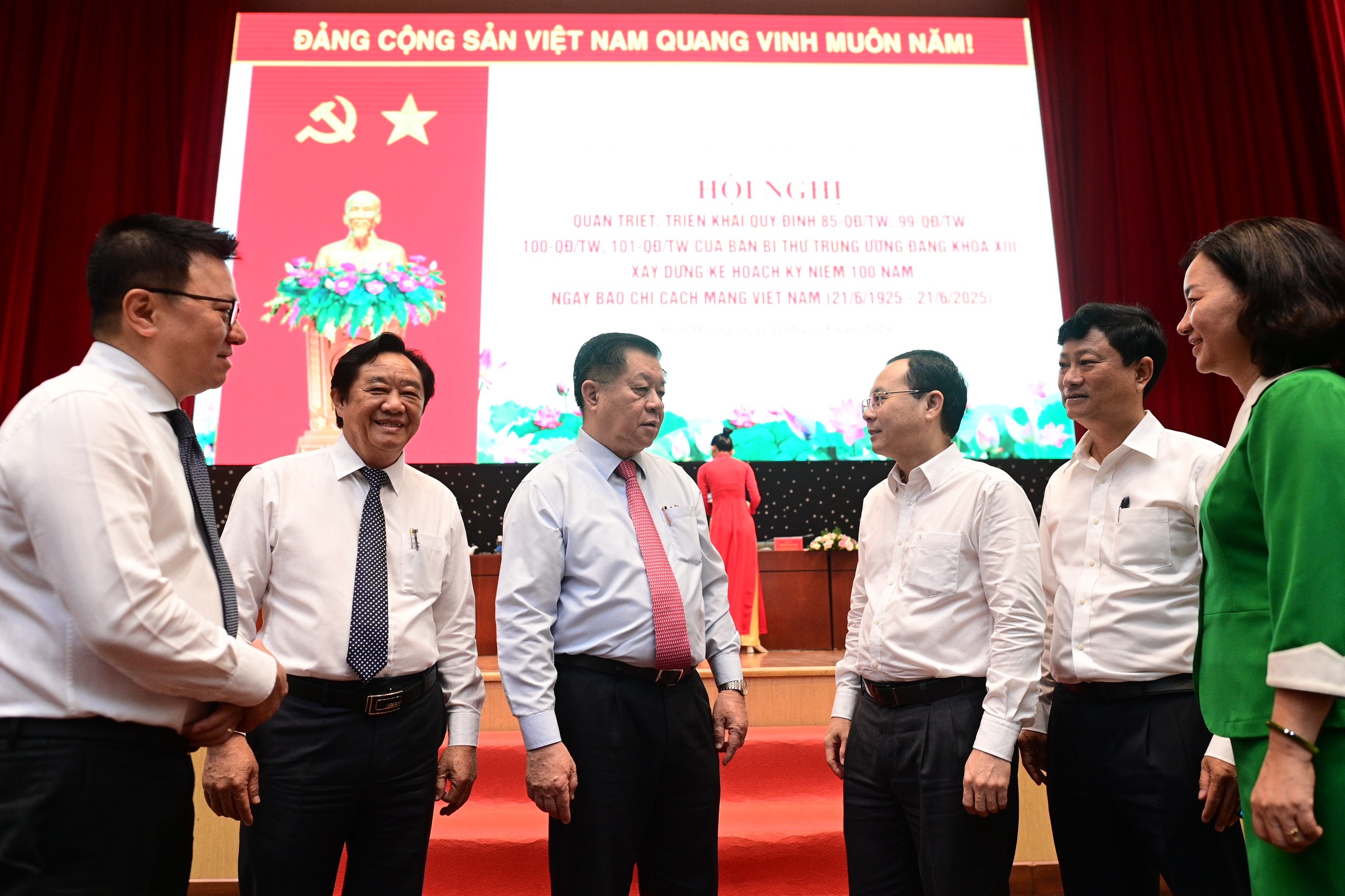 'Bao chi can huong toi gia tri chan - thien - my' hinh anh