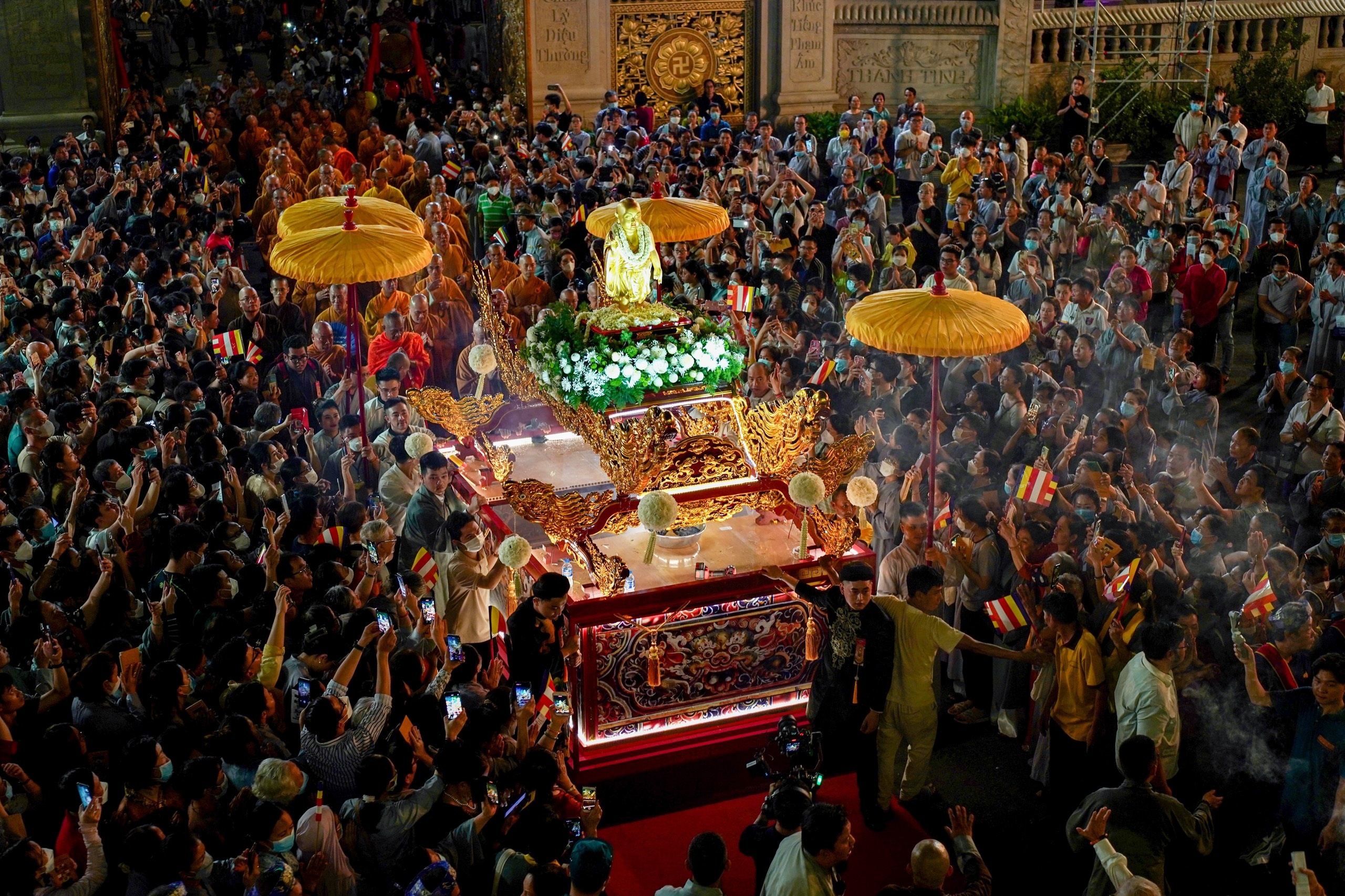Hang nghin phat tu TP.HCM dung kin duong trong le ruoc kieu Duc Phat hinh anh