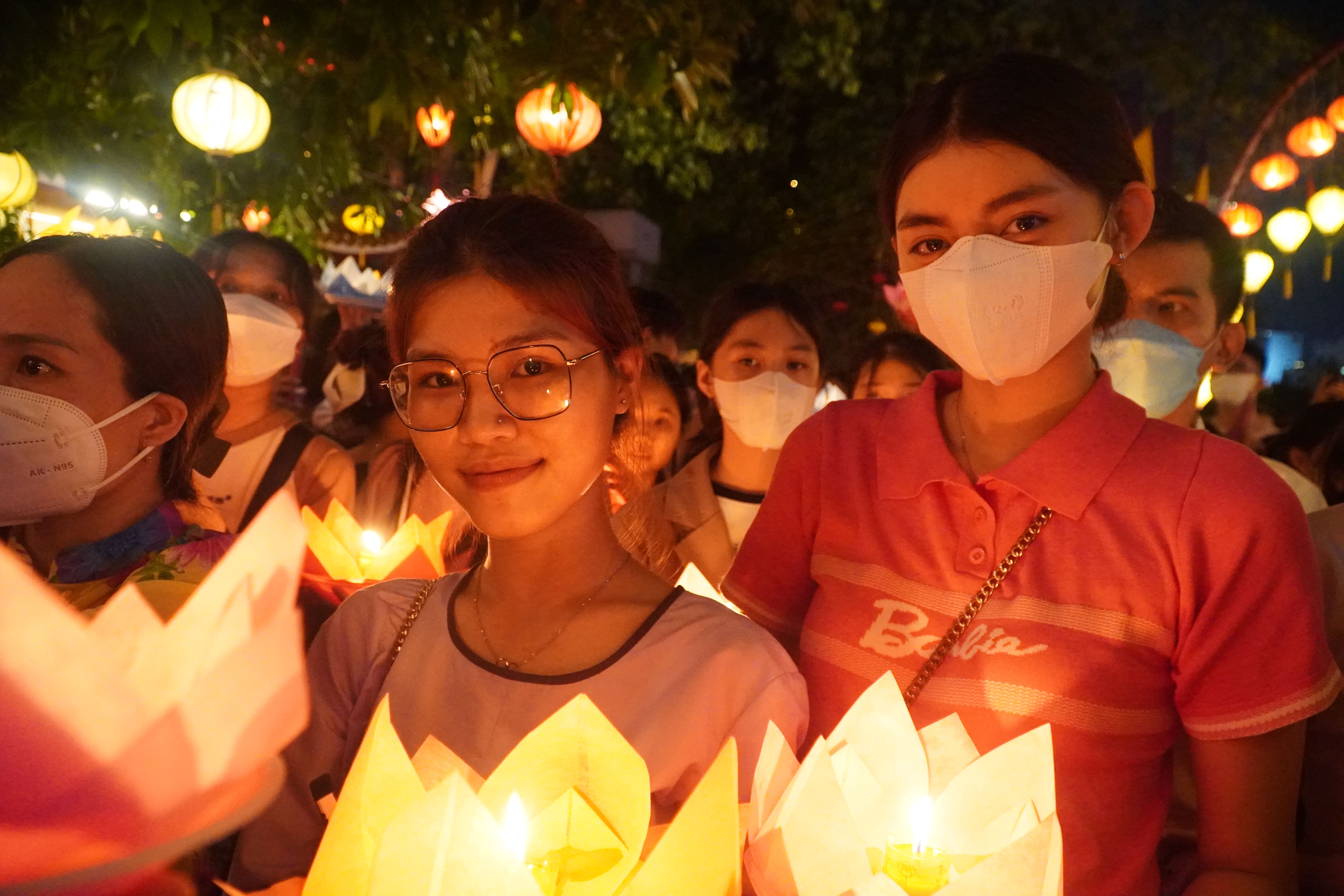 Nguoi dan TP.HCM chen chuc di tha hoa dang mung Phat Dan hinh anh