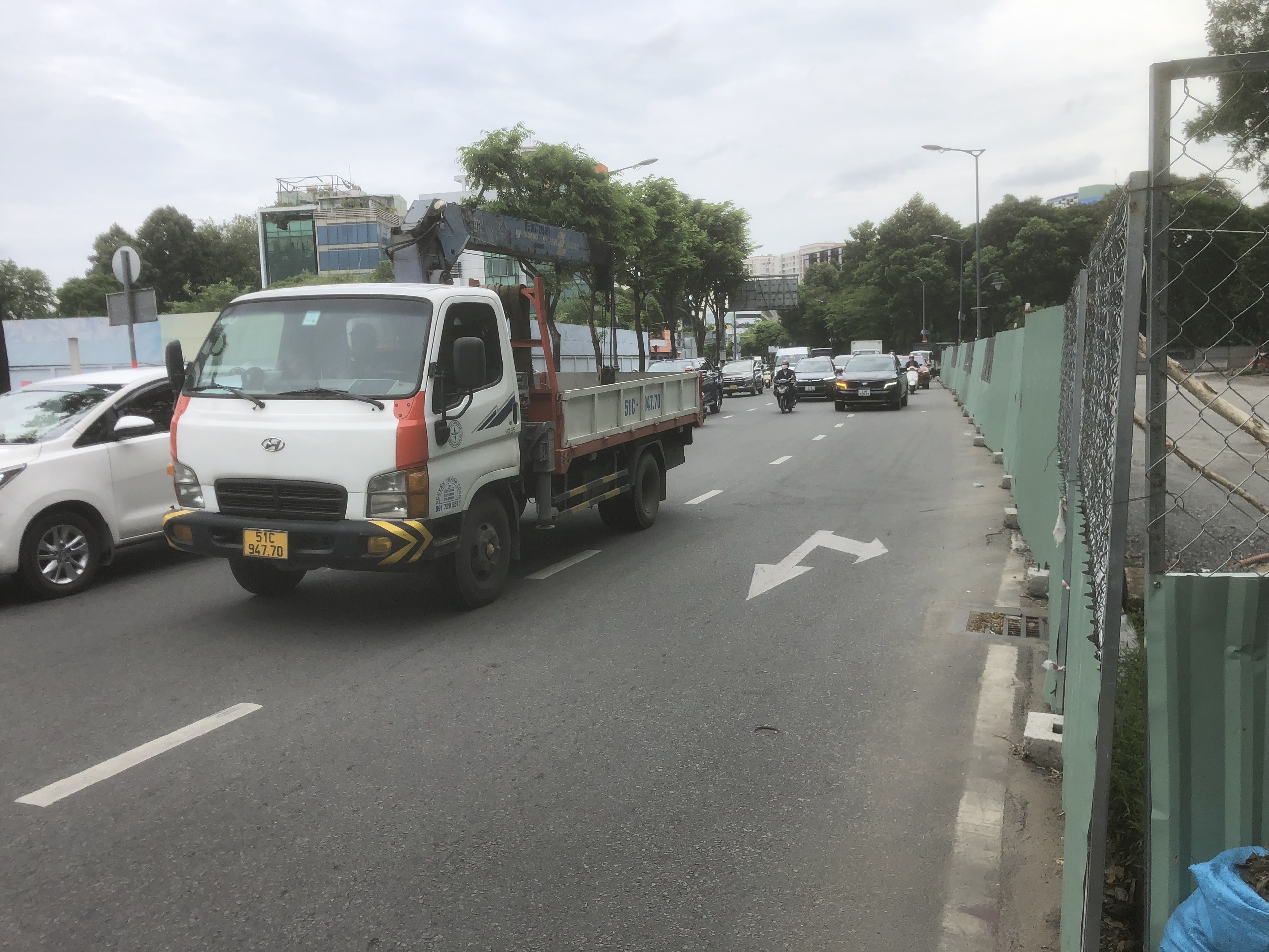 Cam xe khach, xe tai luu thong de lam nut giao cua ngo Tan Son Nhat hinh anh