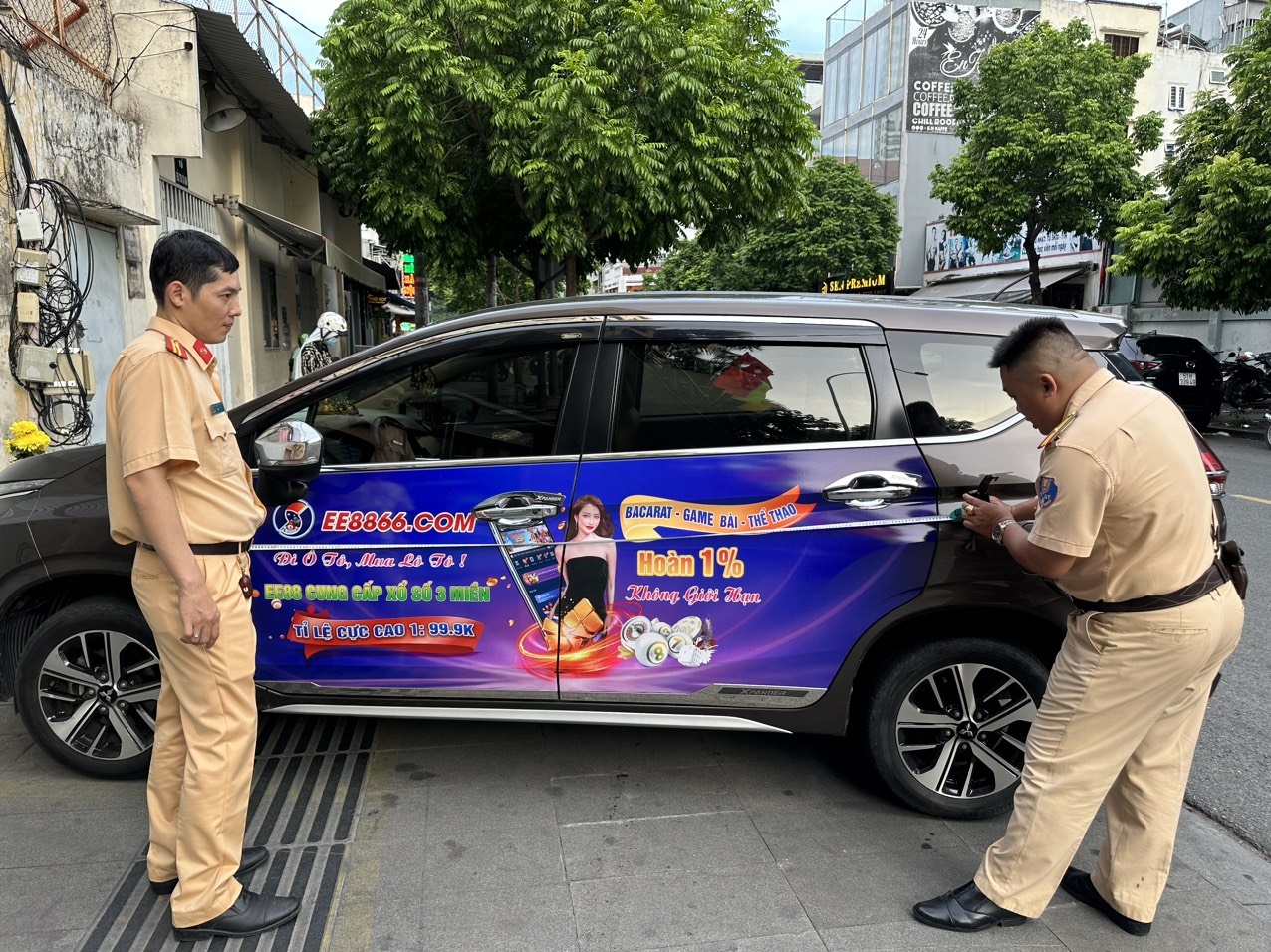 So GTVT yeu cau go quang cao lo de, ca do dan tren oto hinh anh