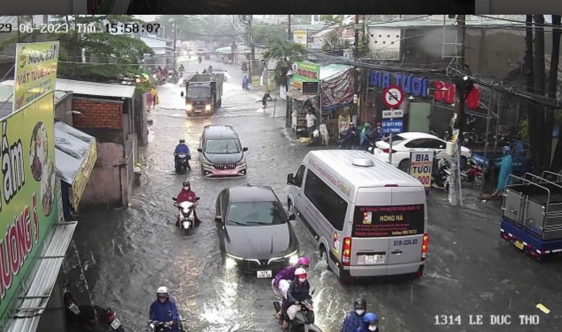 TP.HCM mua lon, nhieu tuyen duong bi ngap hinh anh