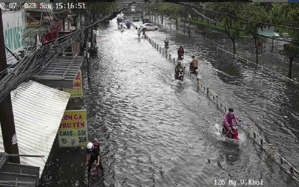 Nhieu tuyen duong bien thanh song sau con mua lon o TP.HCM hinh anh