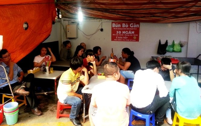 Mới đầu giờ, mọi người đến chờ thưởng thức bún chật quán.