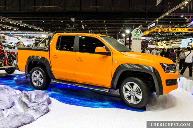 Volkswagen Amarok: Một chiếc xe bán tải đầy thanh lịch nhưng mạnh mẽ với động cơ diesel 2.0L Bi Twin-Turbi đi kèm hệ dẫn động 4 bánh thời gian và hộp số tự động 8 cấp cho phép xe có thể tăng tốc từ 0-100 km/h mất 7,9 giây. Nội thất của xe được phối giữa 3 màu đỏ, trắng, đen đầy tinh tế kèm theo đó là những tiện nghi hiện đại, thoải mái. Tất cả những điều này khiến người ta tự hỏi tại sao nó không được phép bán ở Hoa Kỳ?