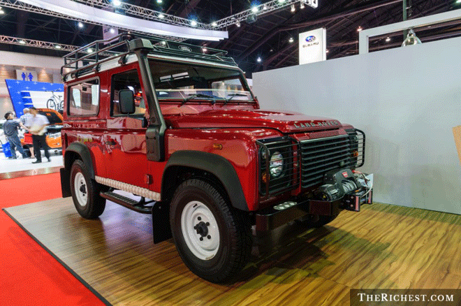 Land Rover Defender: Nhiều người Mỹ ưa thích mẫu xe này đã không còn nhìn thấy nó kể từ năm 1997 bởi những quy định về túi khí bên hông xe. Chiếc bán tải mạnh mẽ với động cơ dielsel 4 xi lanh 2,2l này có thể đưa bạn đi bất cứ nơi đâu, ngoại trừ Mỹ. 