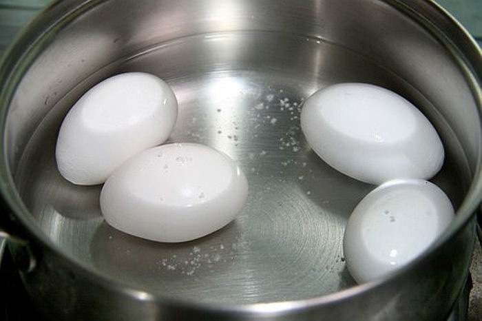 Sai lam khi cho trung luoc vao nuoc lanh hinh anh