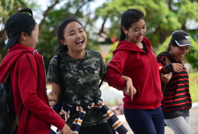 Nụ cười sảng khoái của nhóm bạn nữ Trường ĐH Sư phạm TP.HCM khi chơi trò chơi lớn tại công viên Lê Thị Riêng, Q.10, TP HCM.