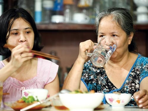 Sai lam khi uong nuoc gay hai suc khoe hinh anh