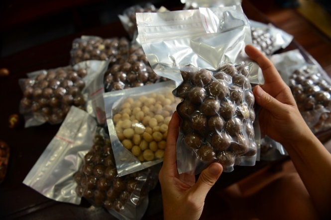 Nhieu nong dan trong mac ca theo... tin don hinh anh