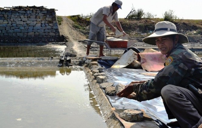 Nhiều diêm dân chọn cách gánh muối đi bán dạo ở khắp nơi.