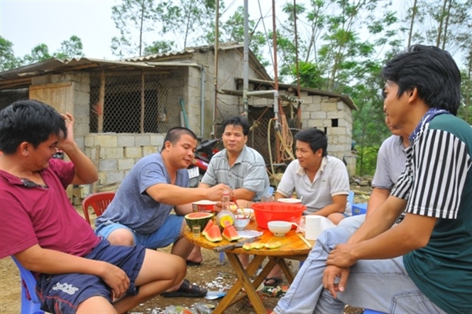 Theo bà Đặng Thị Ngân, Phó chi cục trưởng Chi cục Hải quan Cửa khẩu Tân Thanh: Lượng xe chở nông sản đổ về cửa khẩu Tân Thanh quá đông, mặc dù thời gian làm thủ tục thông quan giảm xuống chỉ còn 1 phút/xe, nhưng năng lực bốc xếp hàng bên phía Trung Quốc chỉ đạt tối đa 300 xe/ngày, do đó không thể giải quyết tình trạng ùn ứ nông sản một sớm một chiều được.... Đọc thêm tại: http://nongnghiep.vn/hang-tan-dua-hau-thoi-nam-la-liet-gan-cua-khau-tan-thanh-post141148.html | NongNghiep.vn