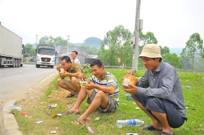 Điều kiện sinh hoạt của các tài xế lái xe rất thiếu thốn. Nhiều người phải ăn mì tôm ven đường..... Đọc thêm tại: http://nongnghiep.vn/hang-tan-dua-hau-thoi-nam-la-liet-gan-cua-khau-tan-thanh-post141148.html | NongNghiep.vn