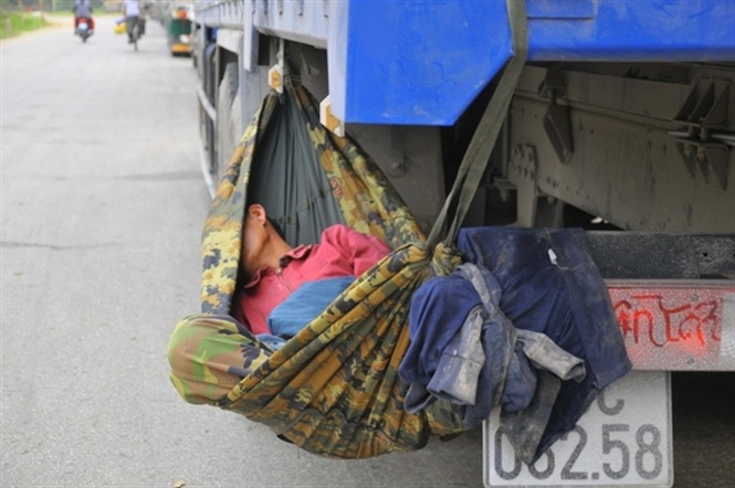 Số khác phải mắc võng để vừa nghỉ, vừa trông xe hàng, tránh các đối tượng trộm cắp dưa... Đọc thêm tại: http://nongnghiep.vn/hang-tan-dua-hau-thoi-nam-la-liet-gan-cua-khau-tan-thanh-post141148.html | NongNghiep.vn