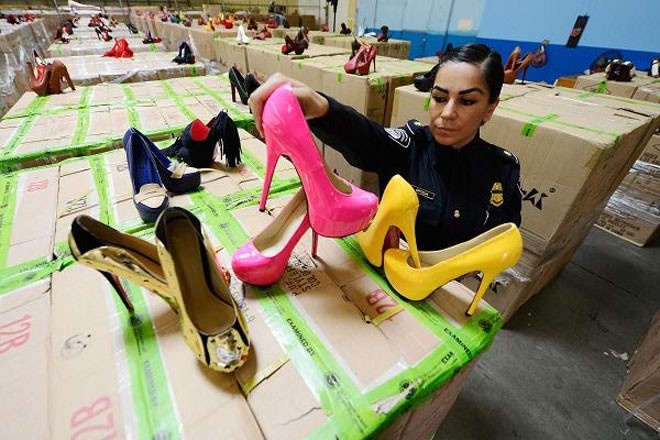 Giày cao gót “nhái” hiệu Christian Louboutin  Tháng 7/2012, hải quan Mỹ bắt giữ một số lô hàng từ Trung Quốc chứa hơn 20.400 đôi giày Christian Louboutin “nhái”. Lô hàng này trị giá <abbr class=