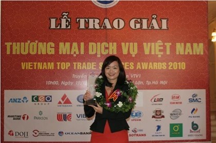 Bà Vũ My Lan nhận giải cùng với Aon năm 2010.