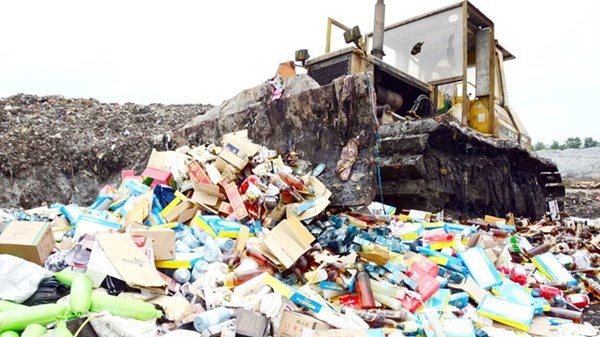 Tất cả rượu giả, thuốc lá, mỹ phẩm nhái đều bị tiêu hủy tại khu xử lý rác thải của công ty CP Môi trường đô thị & Công nghiệp 11 (Urenco 11) tỉnh Hưng Yên.
