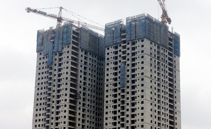 Nhiều dự án nhà giá rẻ bị cò đẩy giá chênh.